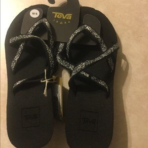 Teva wide size 6 flip flops NWT